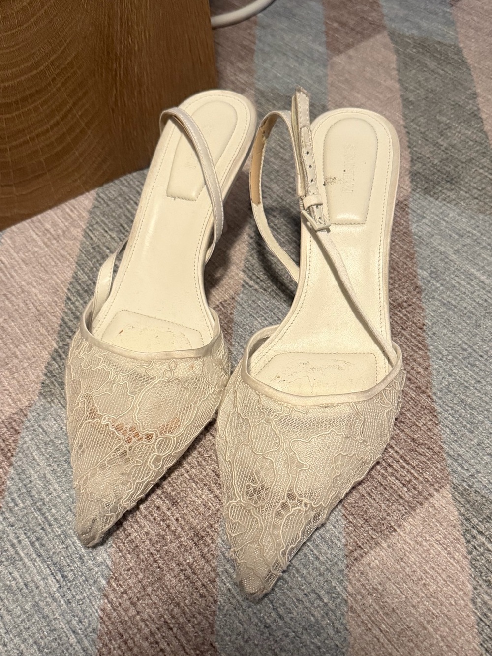 Lace Pointed Slingback Heels in Cream